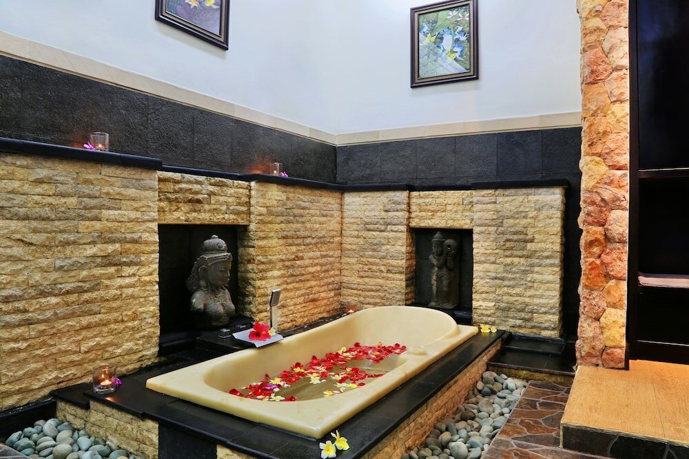 Фото Satriya Cottages