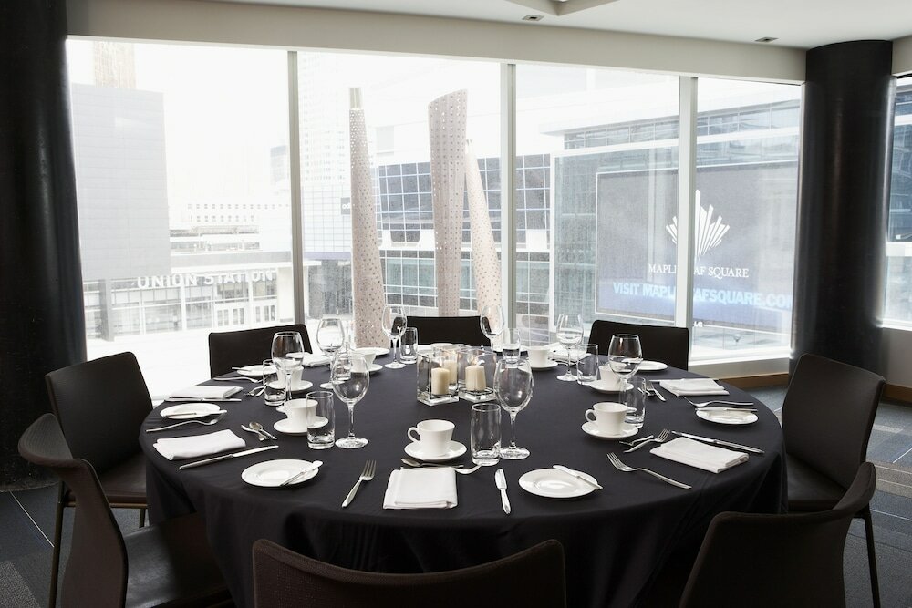 Фото Le Germain Hotel Maple Leaf Square