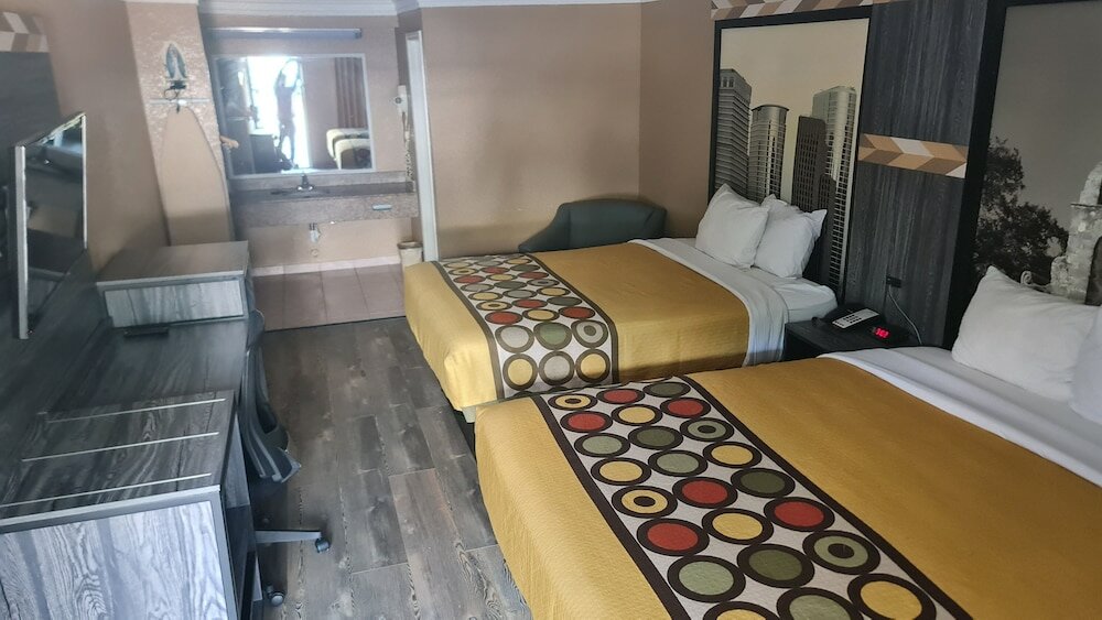 Фото Super 8 by Wyndham Houston West Katy