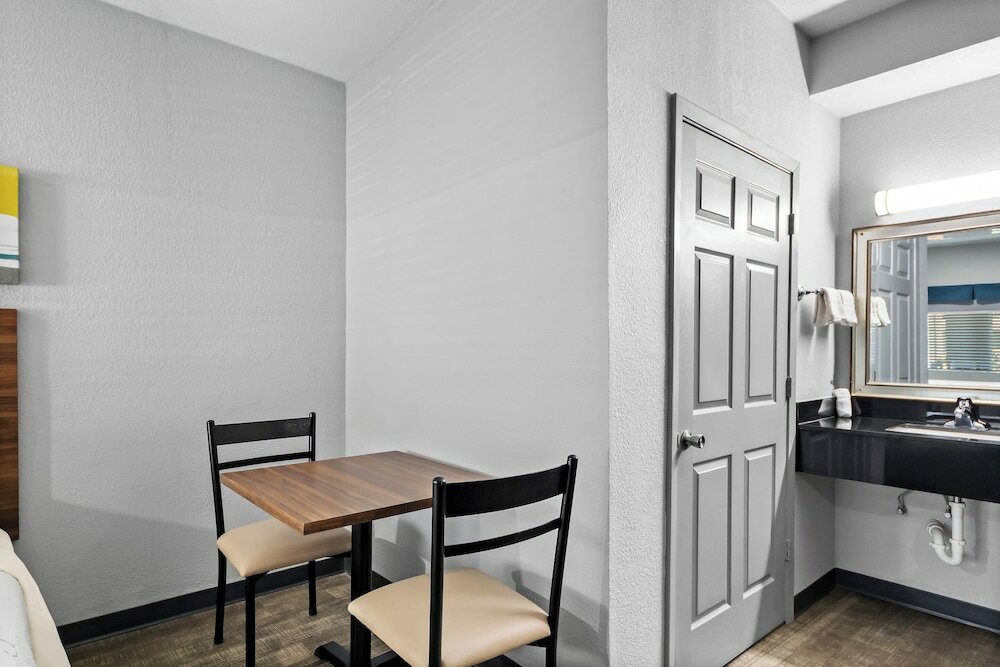 Фото HomeTowne Studios by Red Roof San Antonio E - Near At&t Center