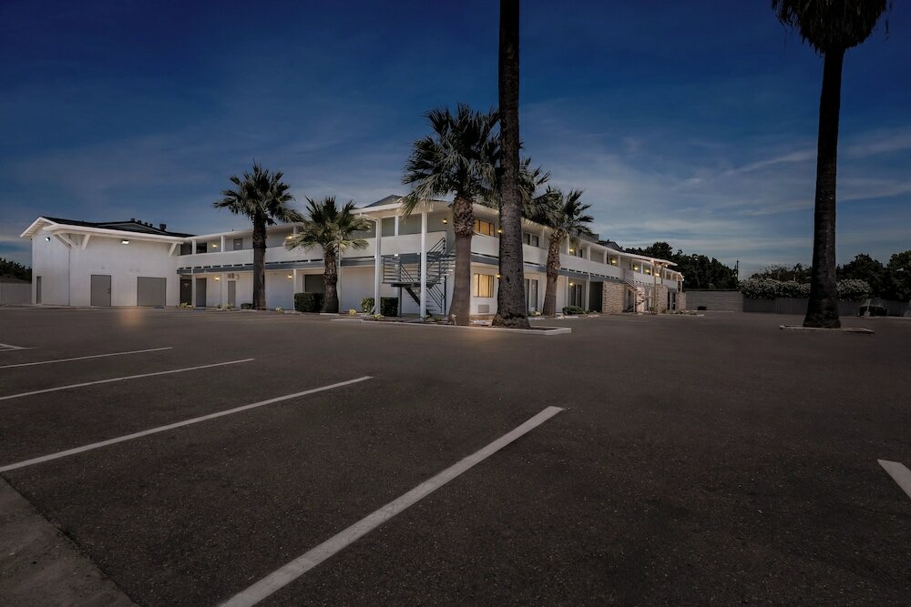 Фото Bonanza Inn & Suites