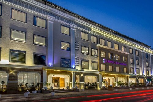 Гостиница Clarks Inn Suite Gwalior в Мадхья-Прадеш
