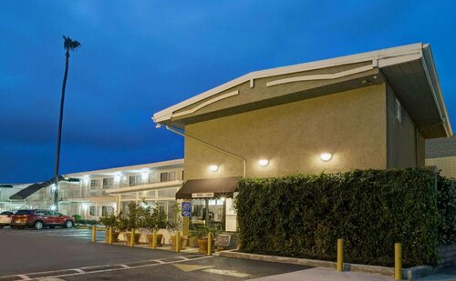 Гостиница Super 8 by Wyndham Los Angeles-Culver City Area в Калвер-Сити