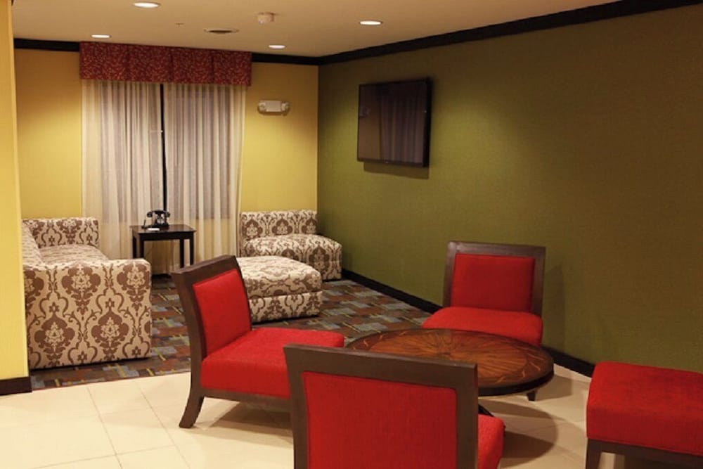 Фото Holiday Inn Express & Suites Detroit North - Troy, an Ihg Hotel