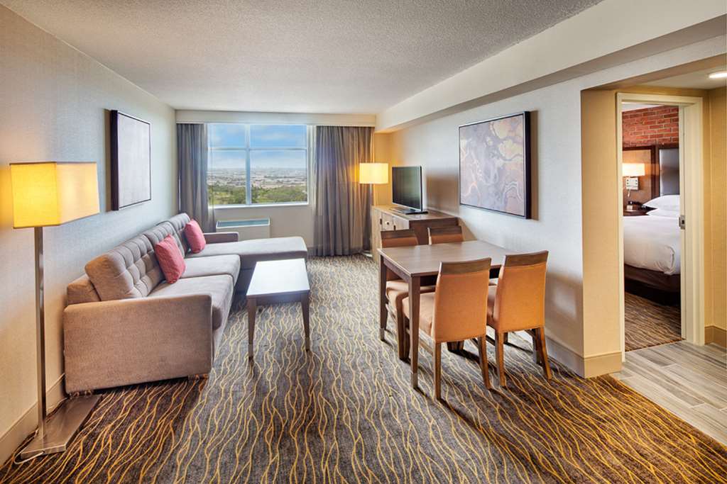 Фото DoubleTree by Hilton Toronto Airport