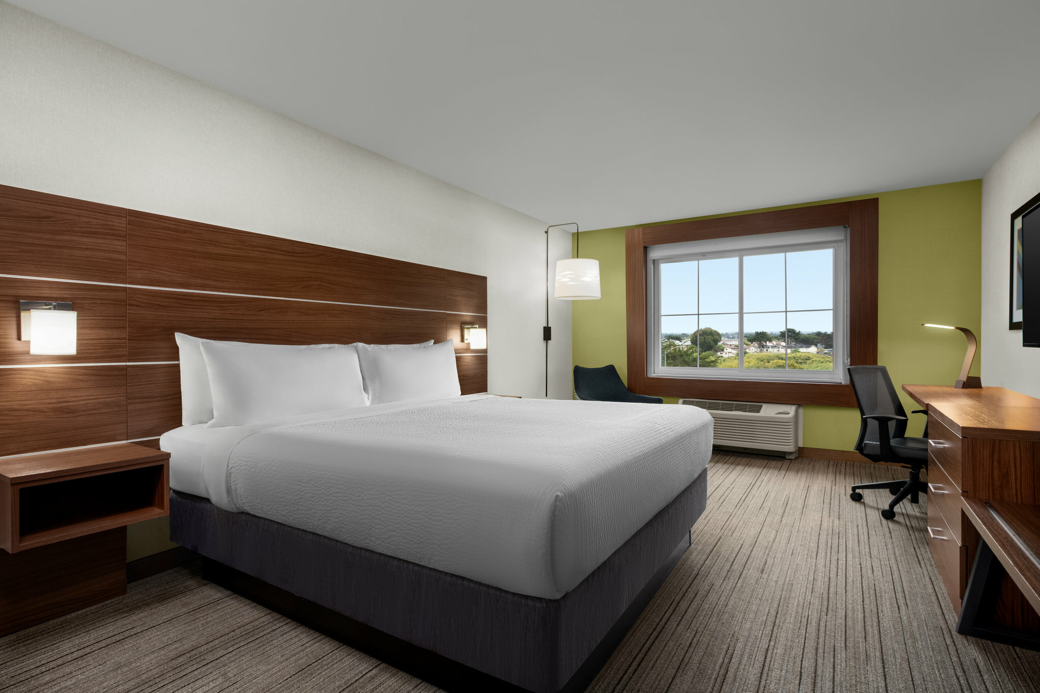 Фото Holiday Inn Express Hotel & Suites Marina - State Beach Area, an Ihg Hotel