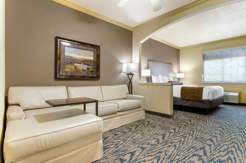 Гостиница Best Western Plus Crown Colony Inn & Suites в Лафкине