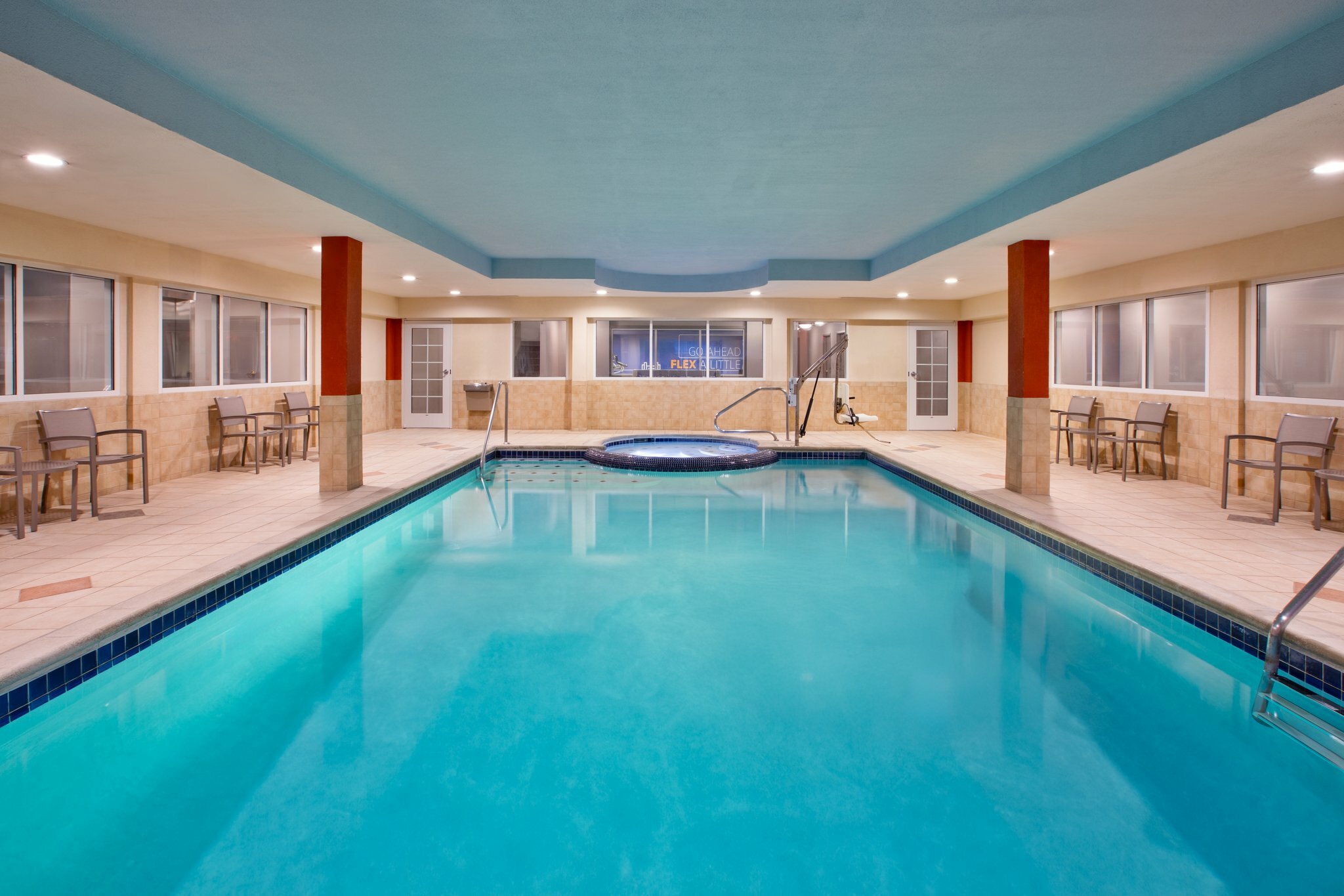 Фото Holiday Inn Express Hotel & Suites Grand Rapids-North, an Ihg Hotel