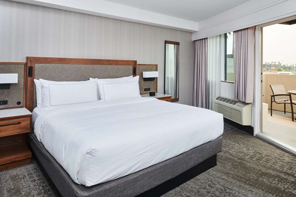 Фото DoubleTree by Hilton Fullerton