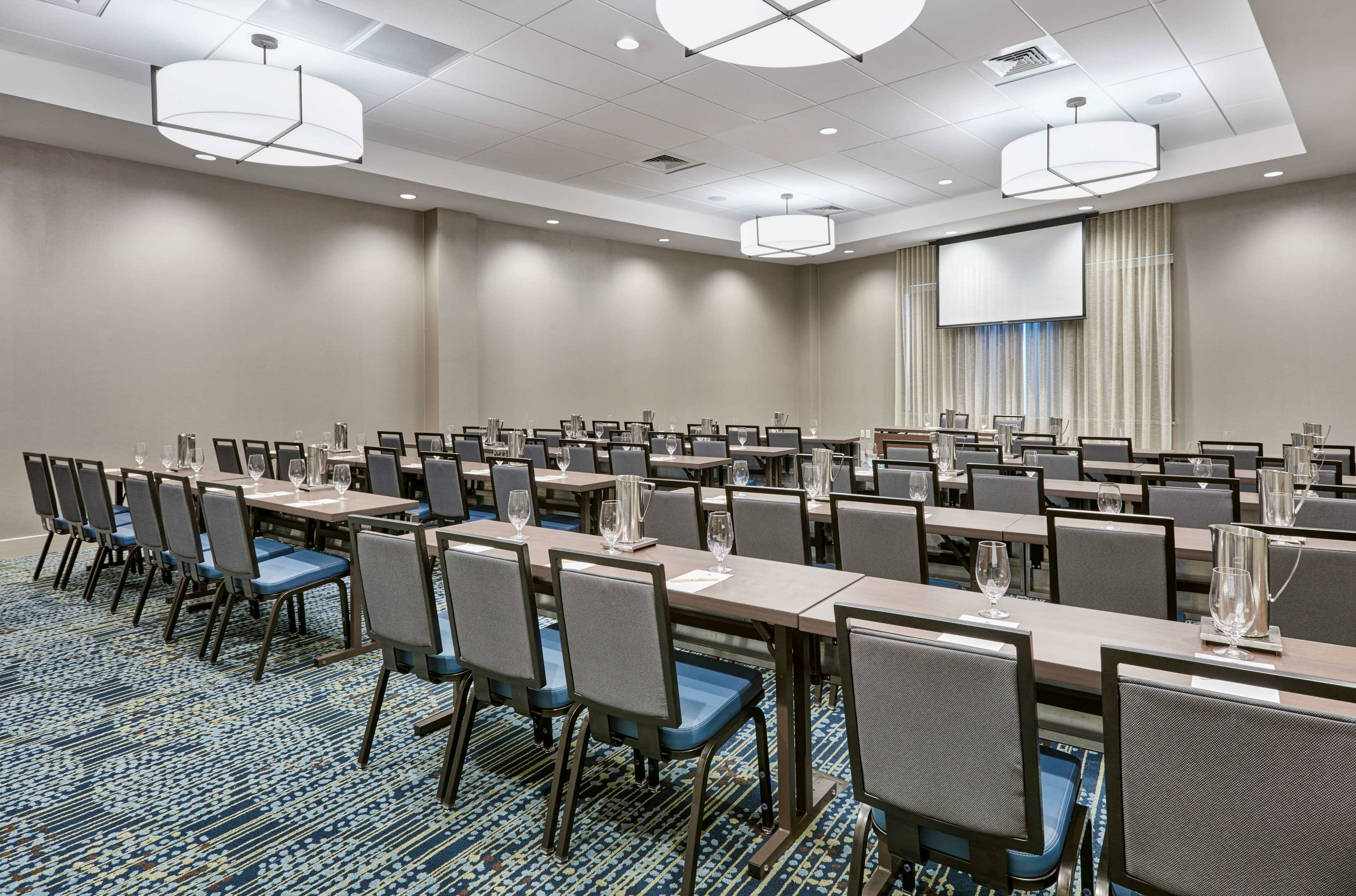Фото Doubletree by Hilton Charlotte - Gateway Village