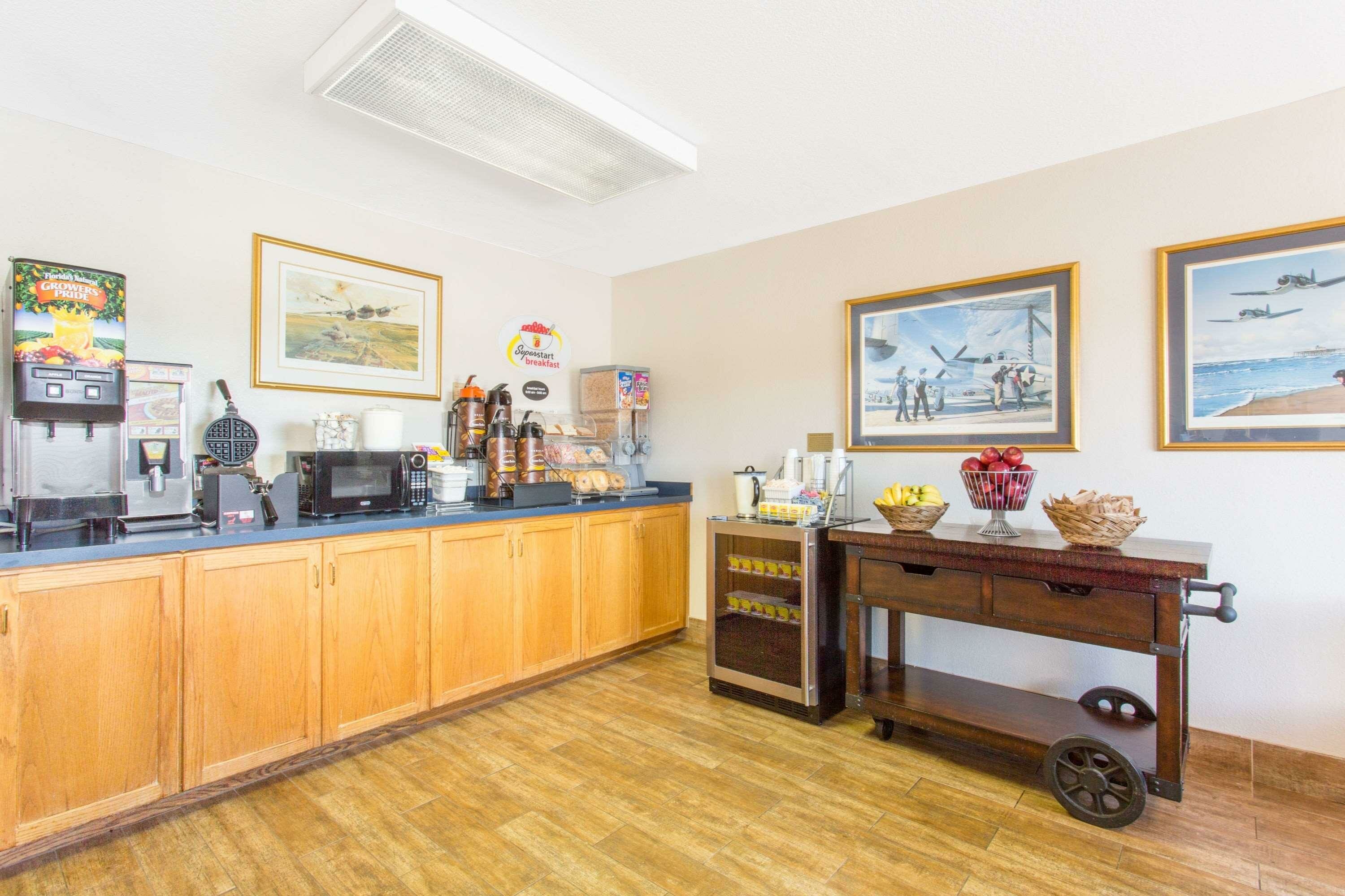 Фото Super 8 by Wyndham Bedford