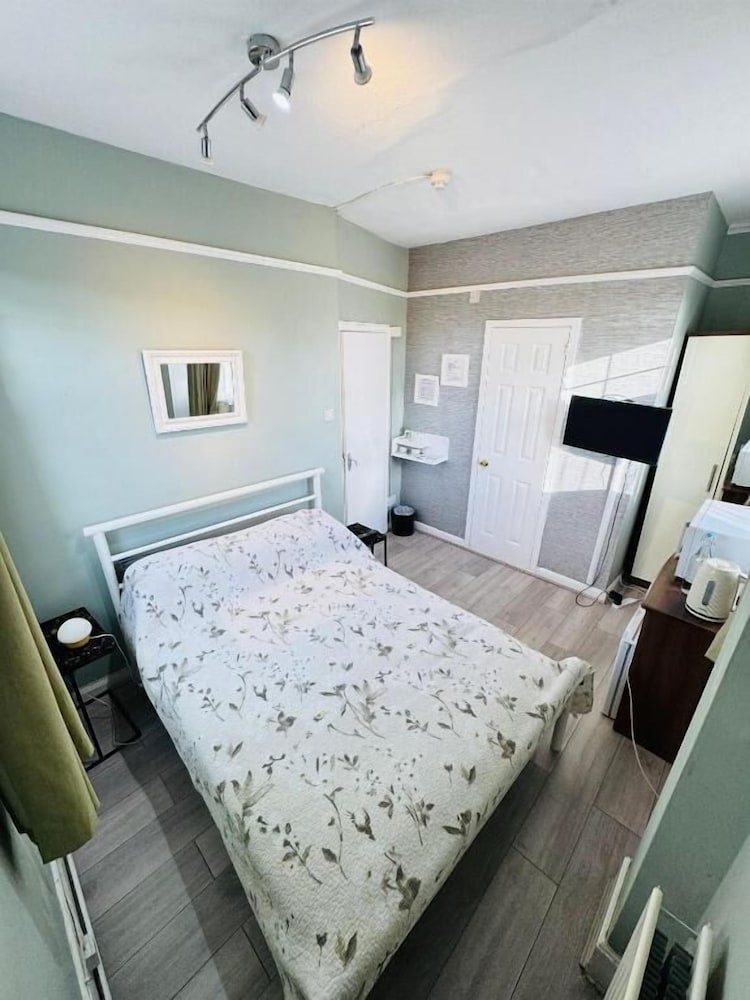 Фото Glendevon House Hotel