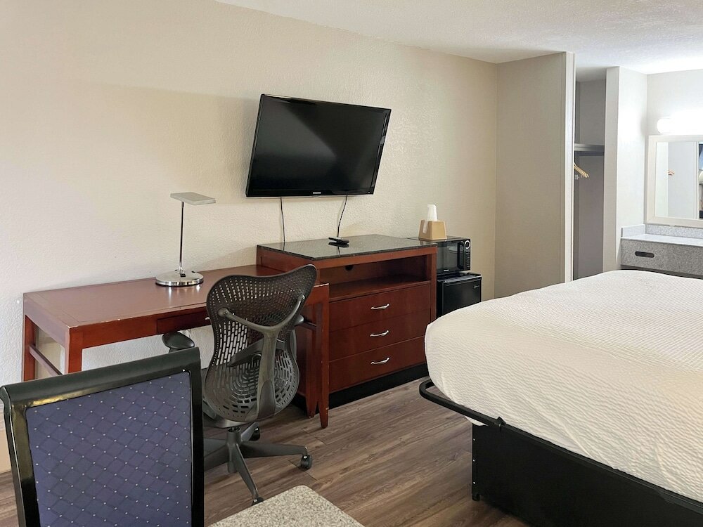 Фото Days Inn by Wyndham Raleigh Downtown South