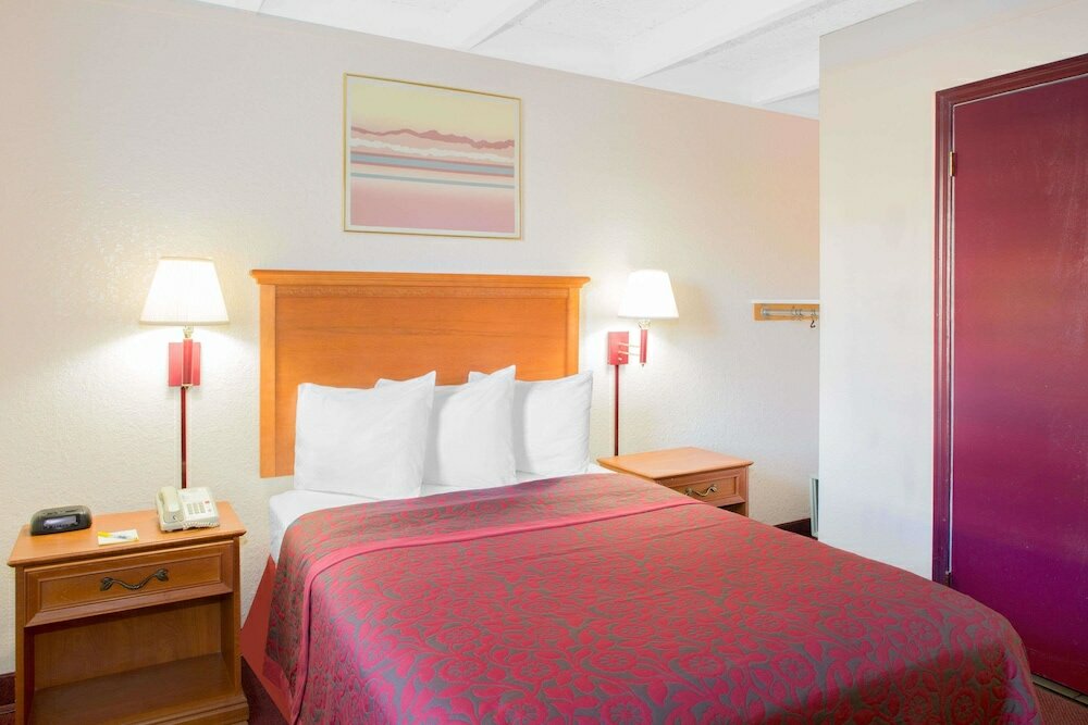 Фото Days Inn by Wyndham Tallahassee University Center