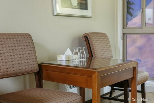 Гостиница Grizz Hotel в Ревелстоке