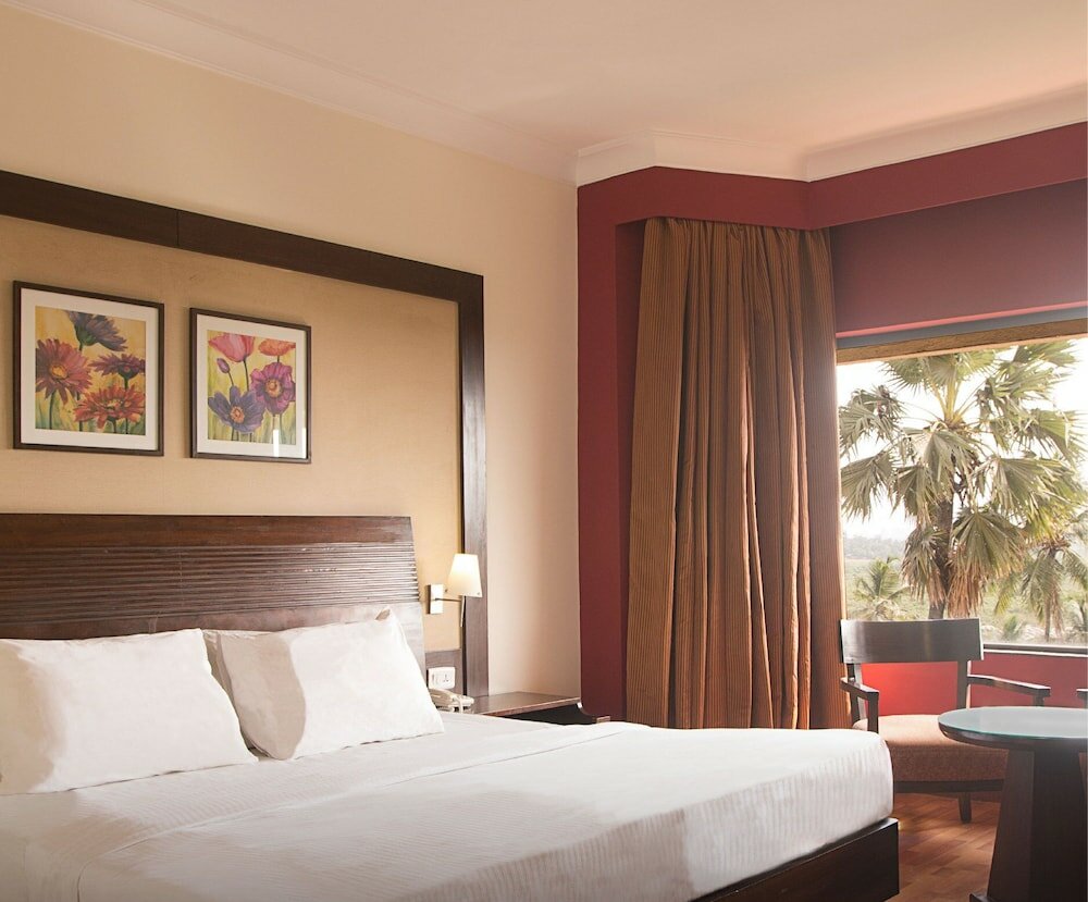 Фото The Retreat Hotel & Convention Centre