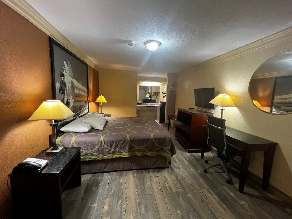 Фото Super 8 by Wyndham Houston West Katy