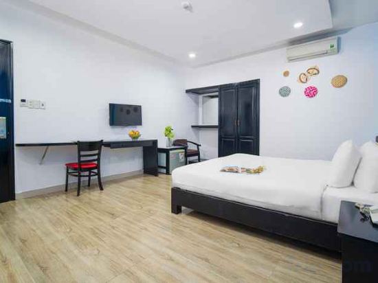 Фото La Maison Da Nang Beach