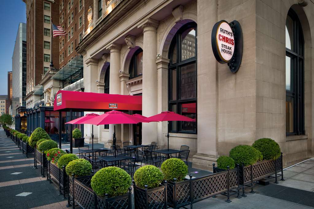 Фото Amway Grand Plaza, Curio Collection by Hilton