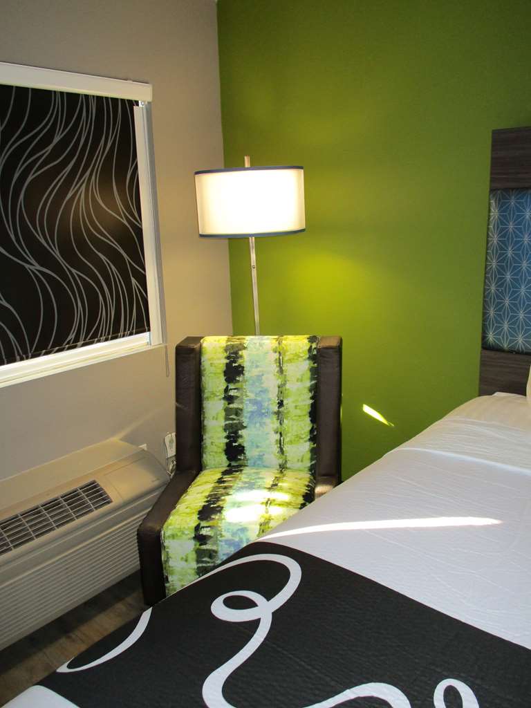 Фото SureStay Plus Hotel by Best Western Point Richmond