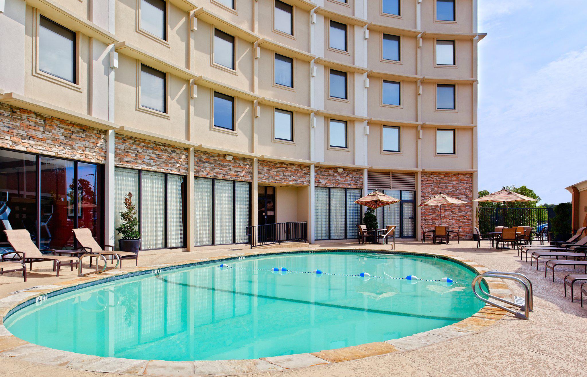 Фото Holiday Inn Dallas Market Center, an Ihg Hotel