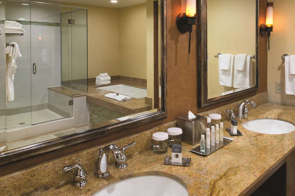 Фото Doubletree by Hilton Seattle Airport