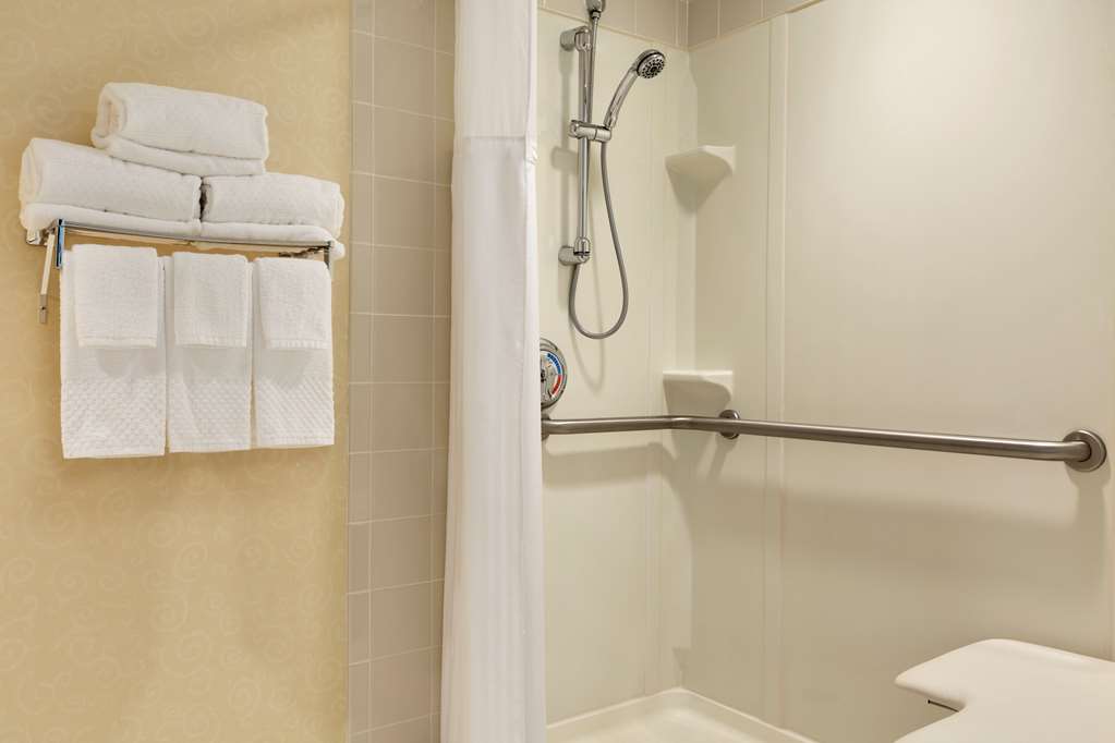 Фото Hilton East Brunswick Hotel & Executive Meeting Center
