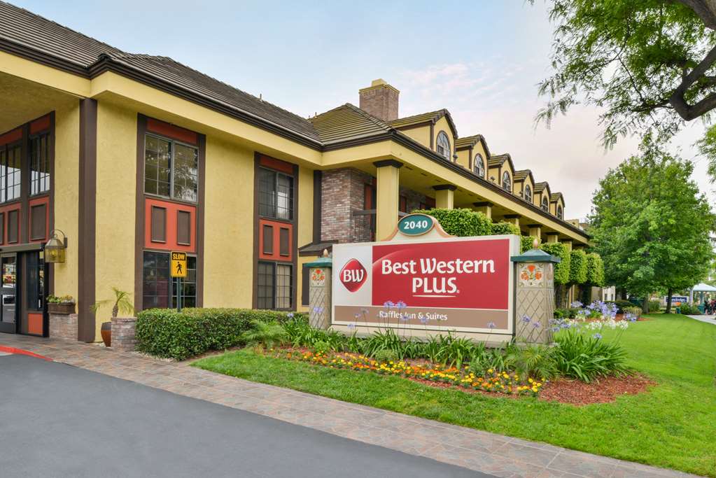 Фото Best Western Plus Raffles Inn & Suites
