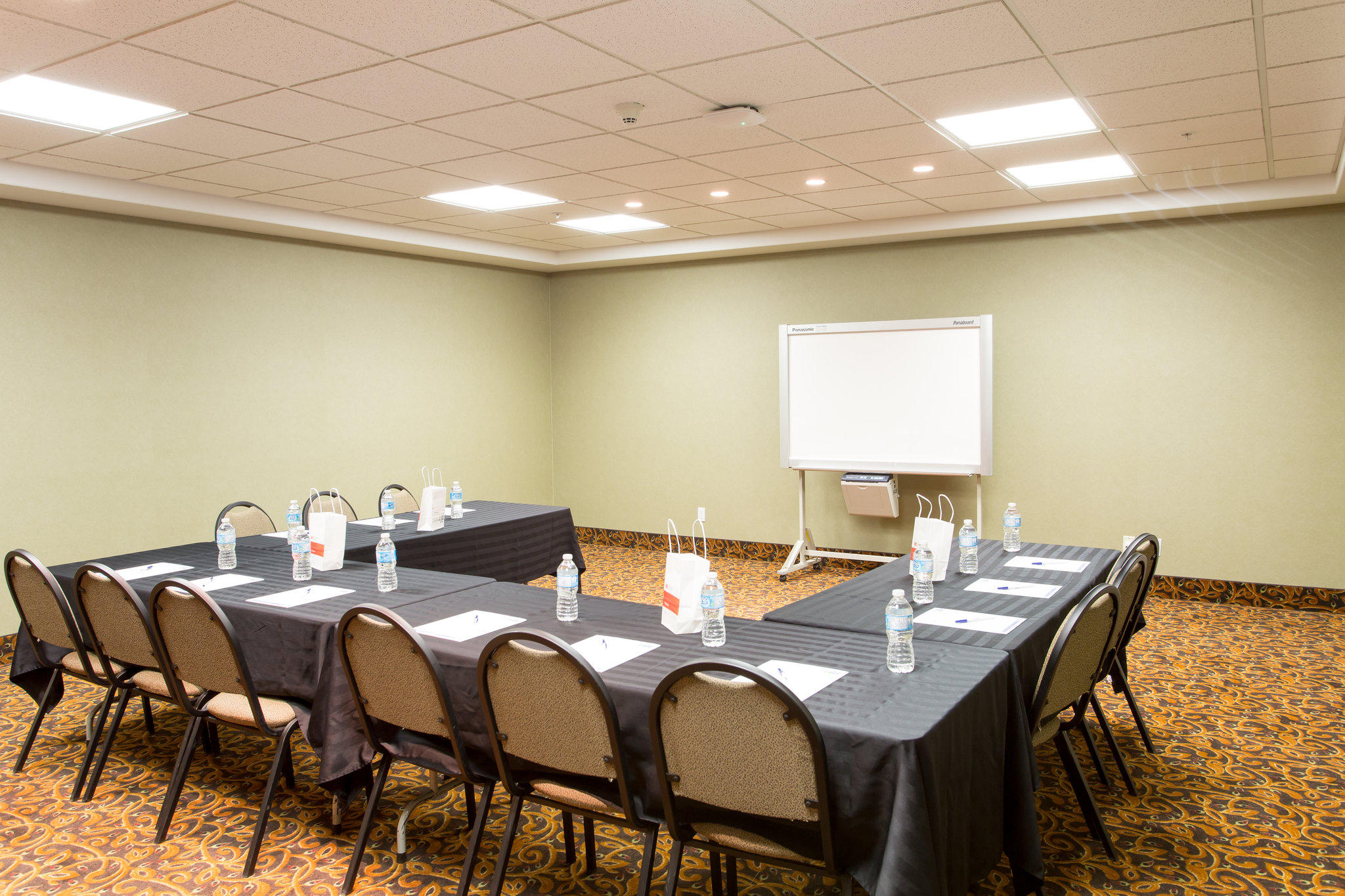 Фото Holiday Inn Express Hotel & Suites Whitecourt, an Ihg Hotel