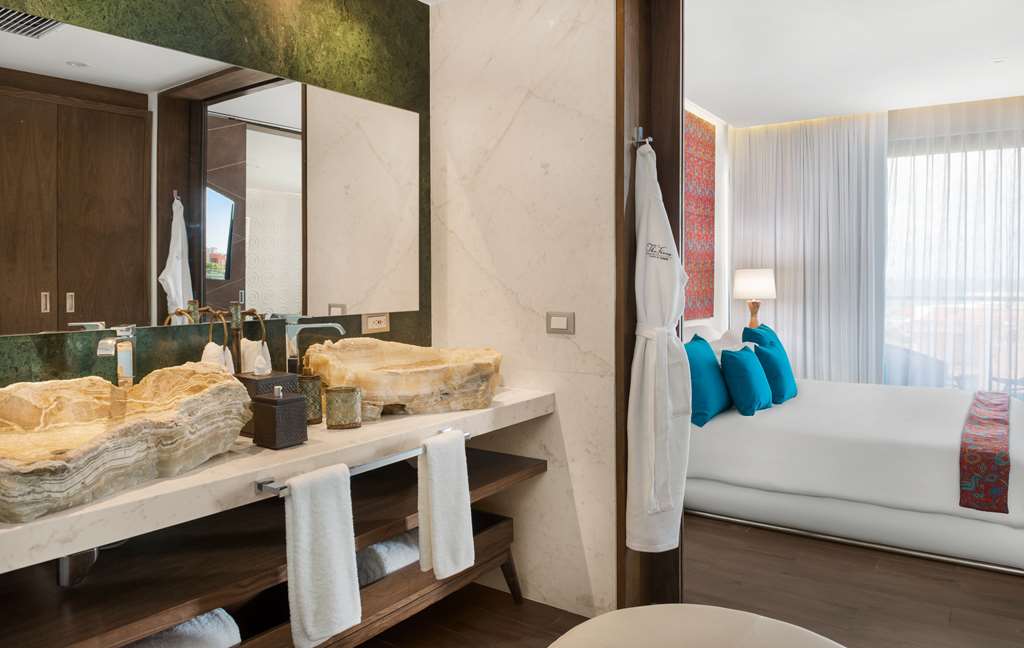 Фото Апартаменты The Fives Downtown Hotel & Residences, Curio Collection by Hilton
