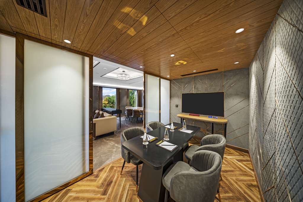 Фото Radisson Blu Hotel & Suites GRT Chennai