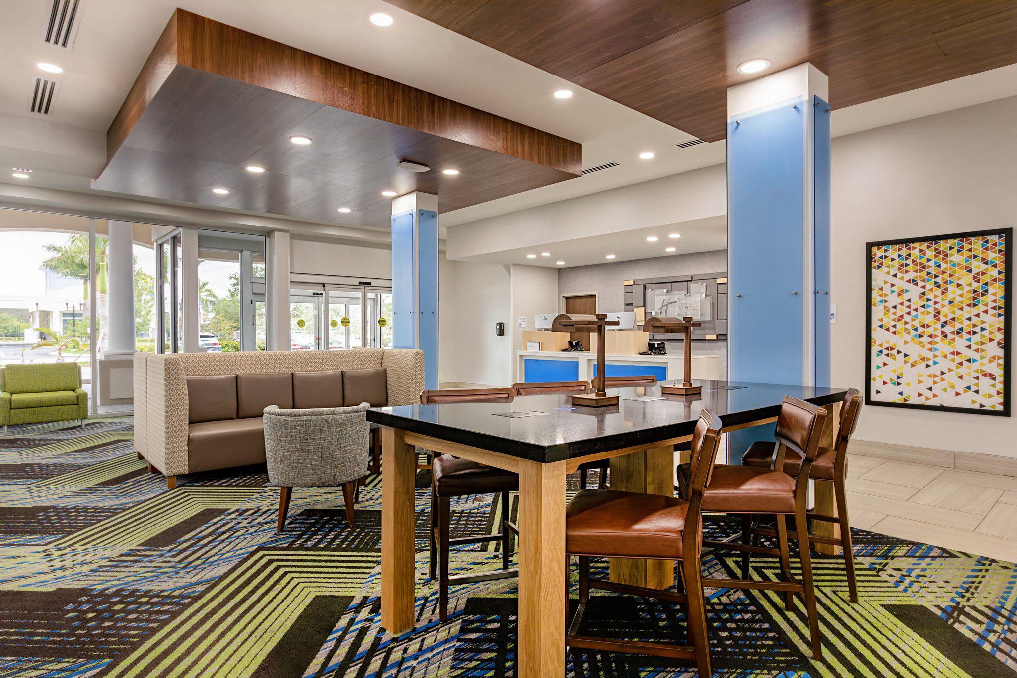 Фото Holiday Inn Express and Suites Miramar, an Ihg Hotel