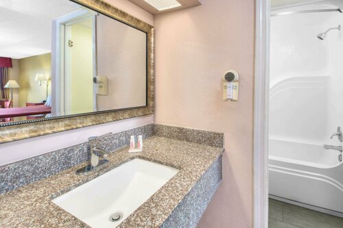 Гостиница Days Inn by Wyndham Gulfport в Галфпорте