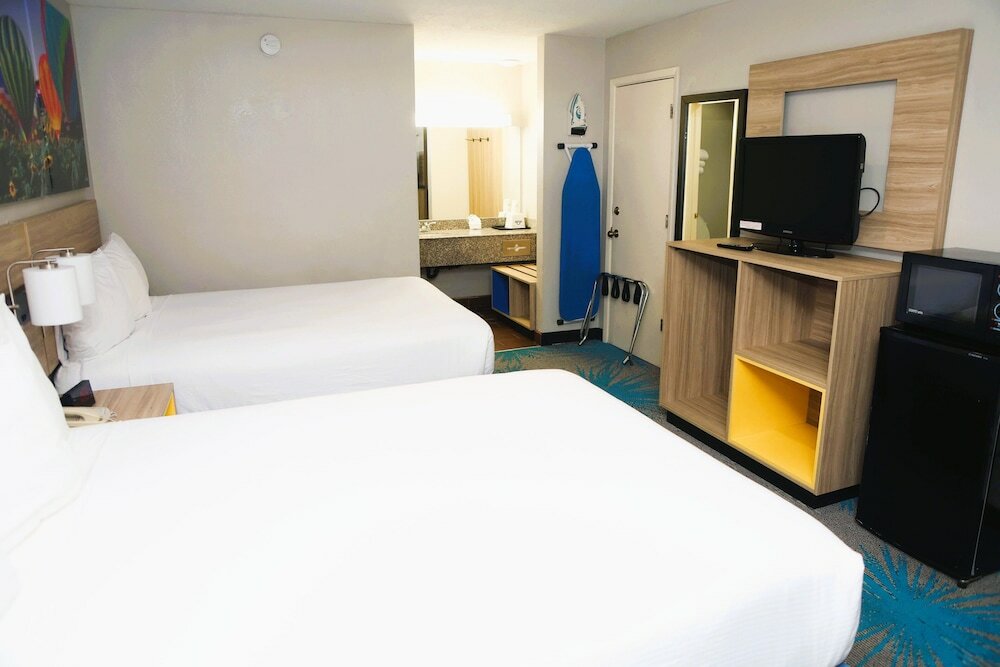 Фото Days Inn by Wyndham East Albuquerque