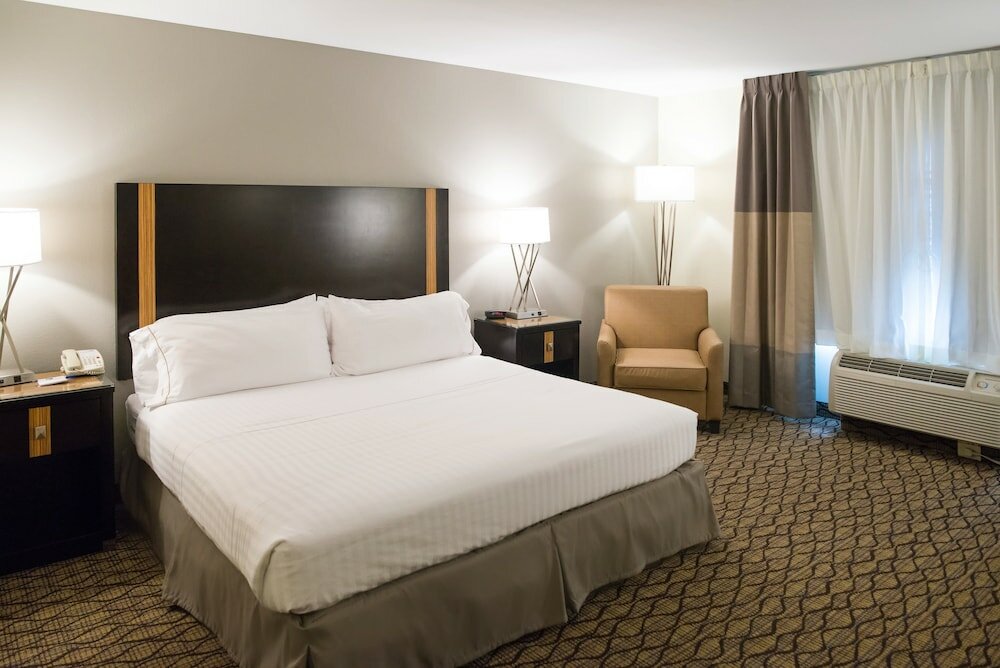 Фото Holiday Inn Express Hotel & Suites Chanhassen, an Ihg Hotel