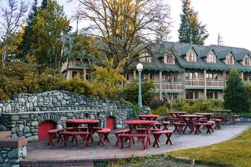 Гостиница Painter's Lodge в Кэмпбелл-Ривер