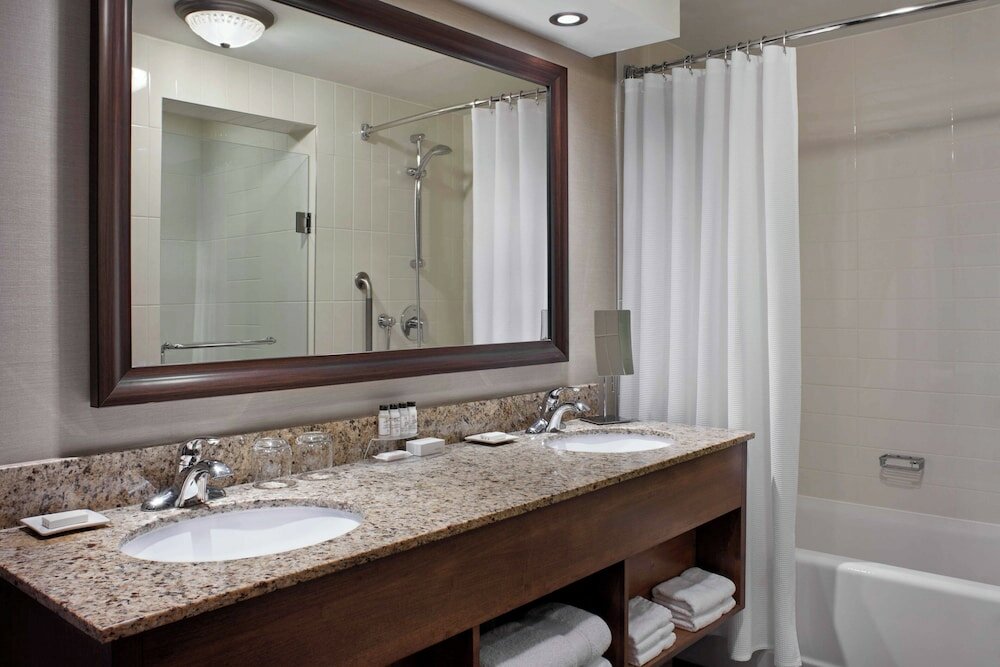 Фото Delta Hotels by Marriott Ottawa City Centre