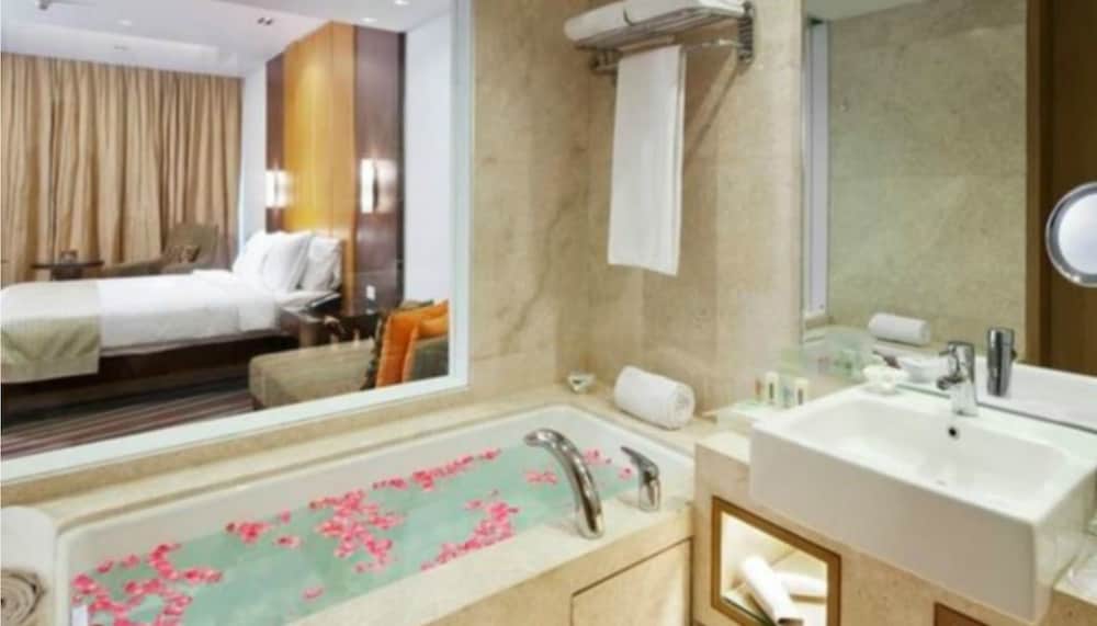 Фото Holiday Inn Mumbai International Airport, an Ihg Hotel