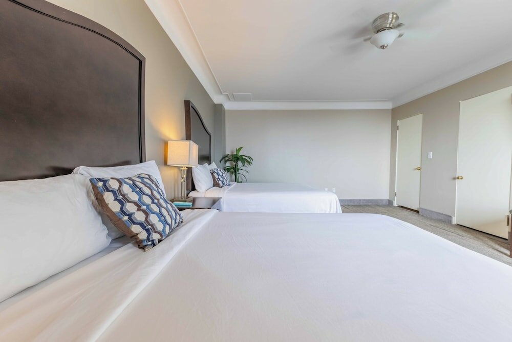 Фото Prince Arthur Waterfront Hotel & Suites