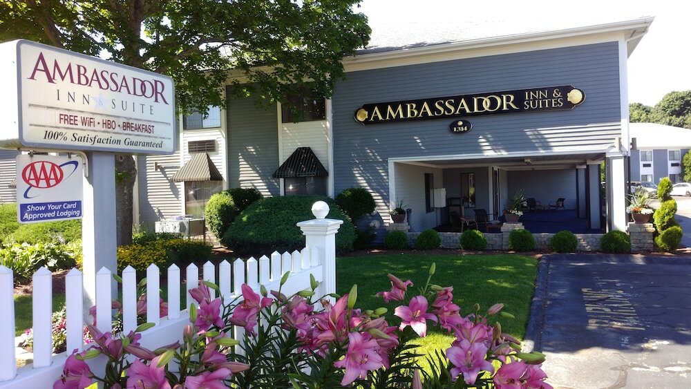 Фото Ambassador Inn & Suites