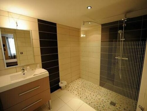 Гостиница Hotel Les Arcades в Каркассоне