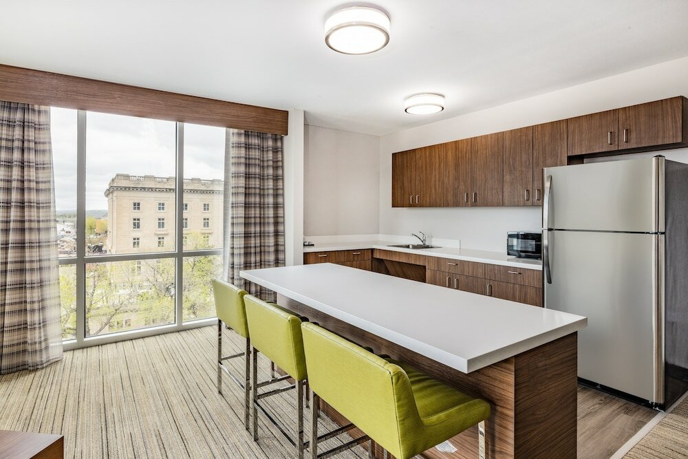 Фото Holiday Inn Express & Suites Lincoln Downtown