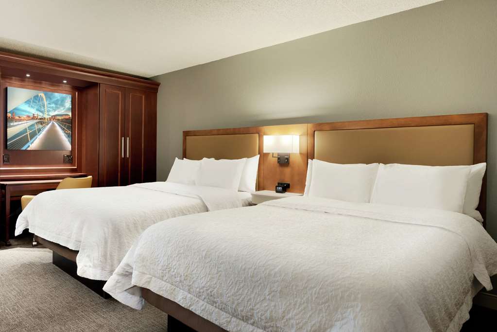 Фото Hampton Inn West Des Moines Lake Drive