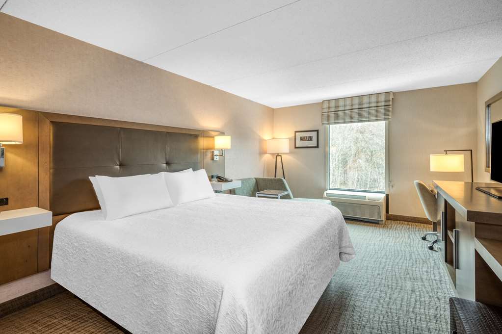 Фото Hampton Inn Raynham Taunton