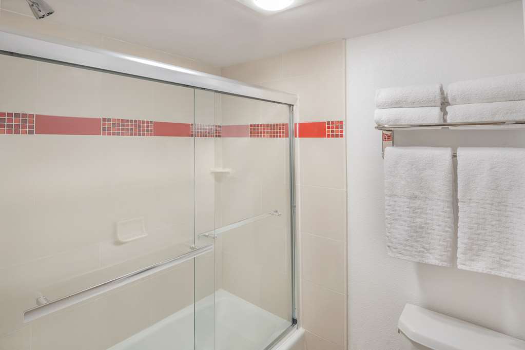 Фото Best Western Plus Raffles Inn & Suites