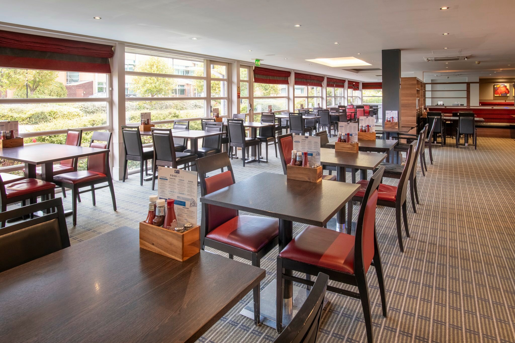 Фото Holiday Inn Express Milton Keynes, an Ihg Hotel