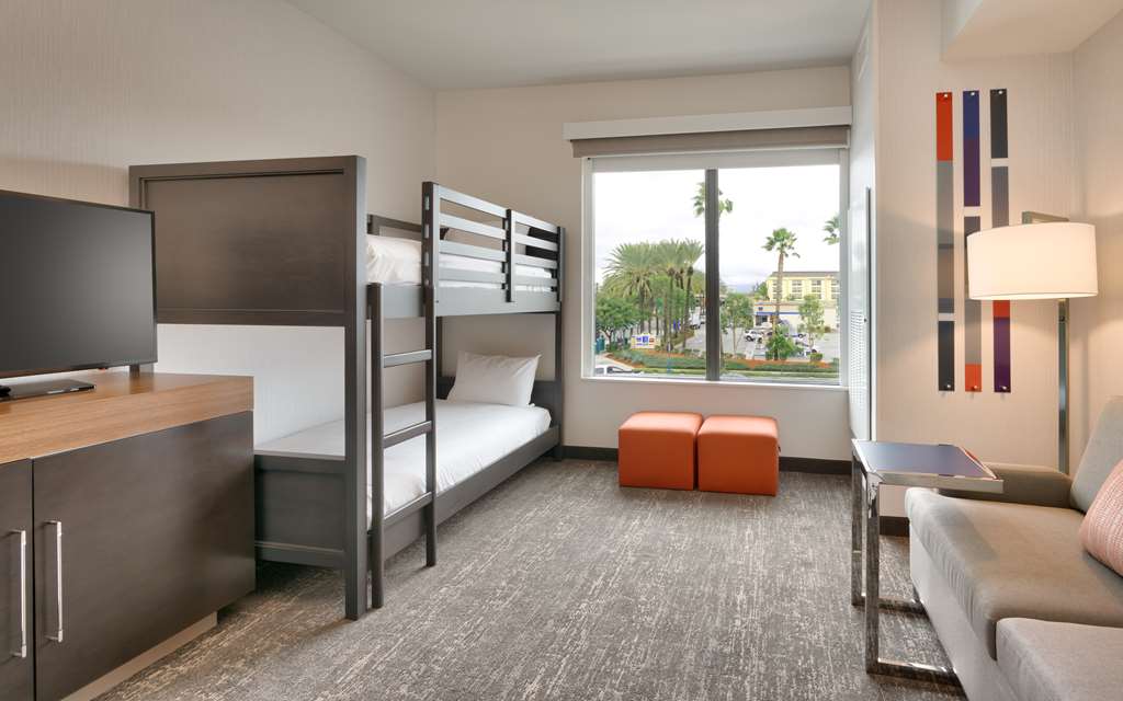 Фото Hampton Inn & Suites Anaheim Resort Convention Center