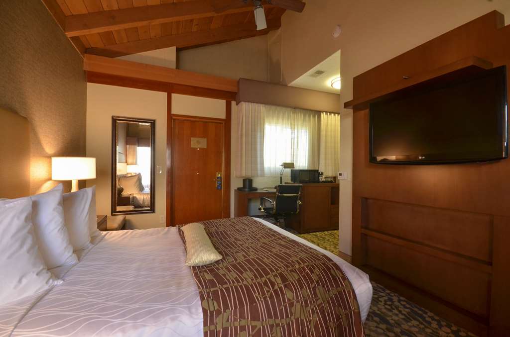 Фото Best Western The Inn & Suites Pacific Grove