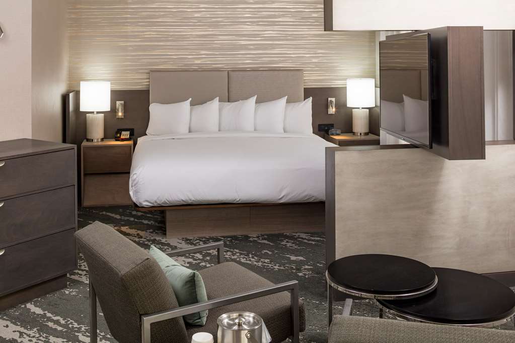 Фото Doubletree by Hilton Boston Logan Airport Chelsea