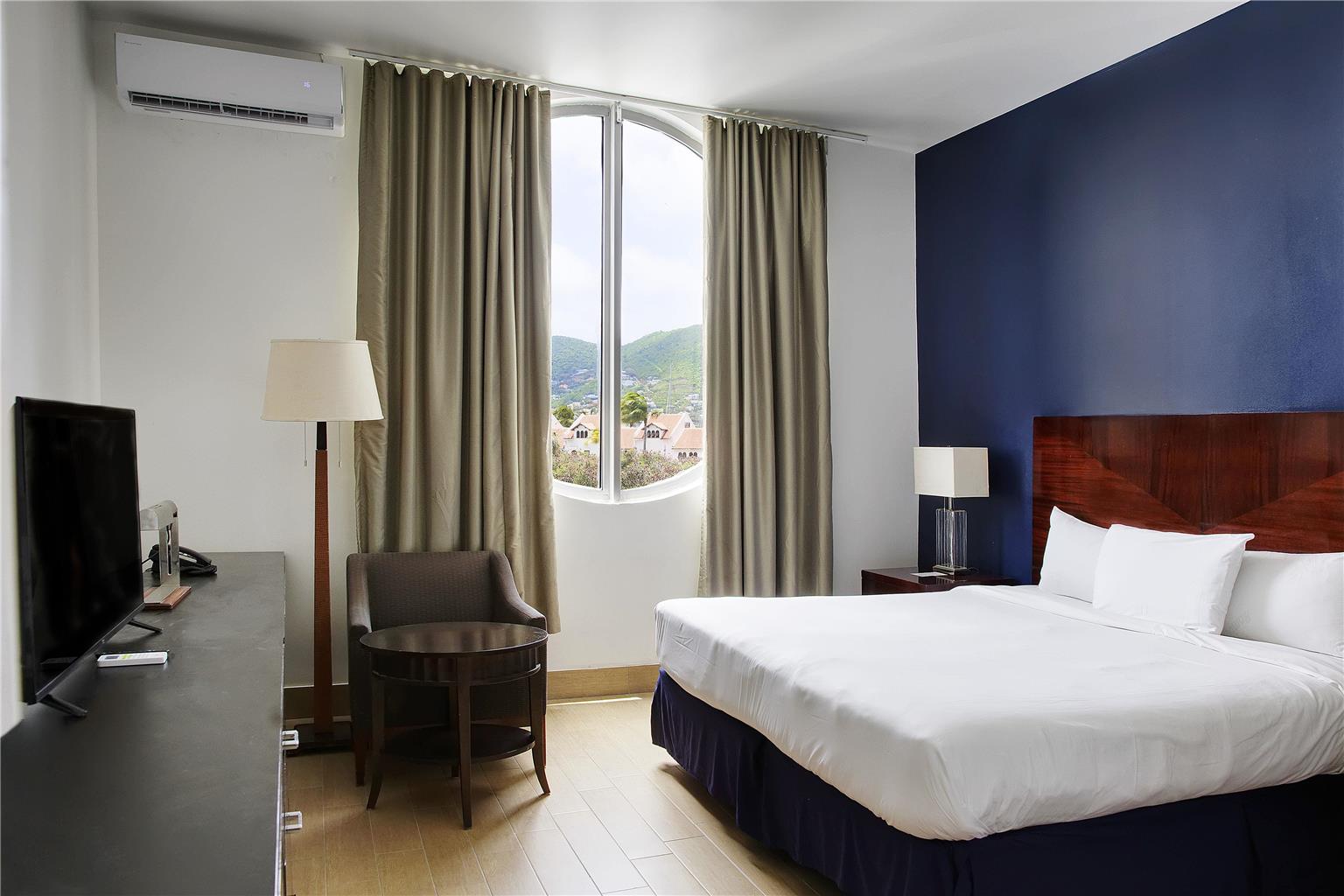 Фото Commodore Suites